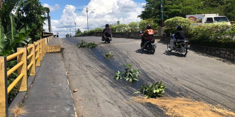 Tumpahan minyak yang ada di jembatan RK Ilir. (foto : shn)