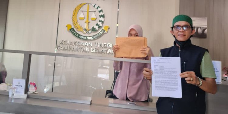 Pelapor H Hasbiansari saat mengirim surat ke Kejati Kalsel, terkait perkaranya yang belum P-21.