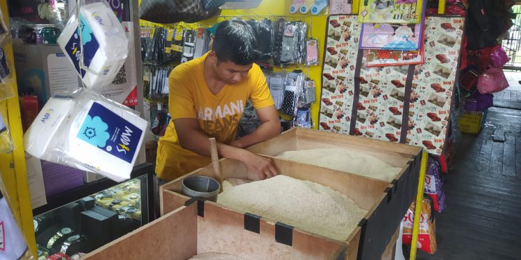 Pedagang beras mengeluhkan kenaikan harga beras sehingga membuat turun omset dan pendapatan. (foto : shn)