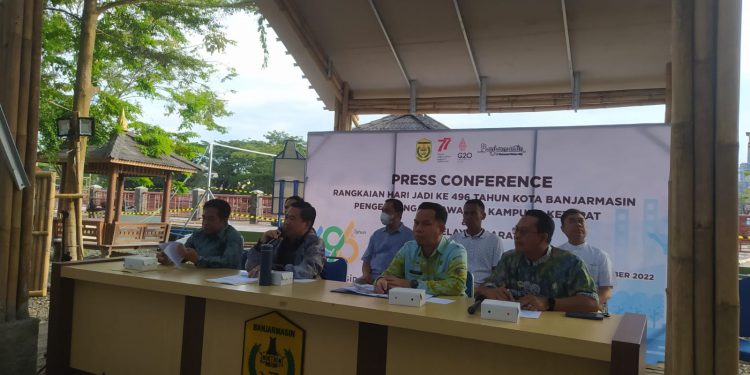 Walikota dan Wakil Walikota Banjarmasin H Ibnu Sina - Arifin Noor saat press conference di Siring Kampung Ketupat. (foto : shn)