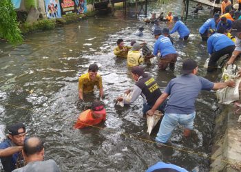27 Satgas Kebersihan Ramaikan Lomba Angkut Lumpur di Sungai Veteran