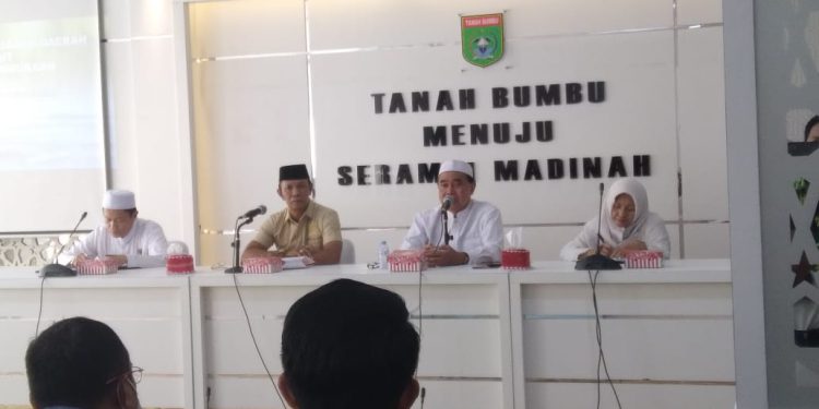 Wakil Ketua Komisi II DPRD Kalsel, Muhammad Yani Helmi dan Bupati Tanah Bumbu, Zairullah Azhar saat menjadi narasumber. (foto : istimewa)