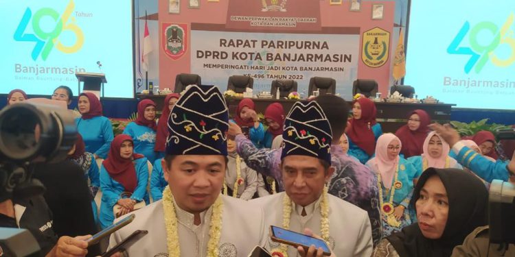 Walikota Banjarmasin H Ibnu Sina bersama Wakil Walikota Banjarmasin H Arifin Noor saat diwawancarai wartawan di sela rapat paripurna istimewa Harjad Banjarmasin. (foto : shn)