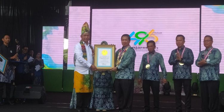 Walikota Banjarmasin H Ibnu Sina saat menerima penghargaan di puncak Harjad ke-496 Banjarmasin. (foto : shn)