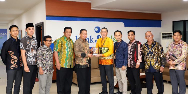 Rombongan Komisi II DPRD HST dan pihak manajemen Bank Kalsel saat berfoto bersama di sela kunker. (Foto : Humas Bank Kalsel)