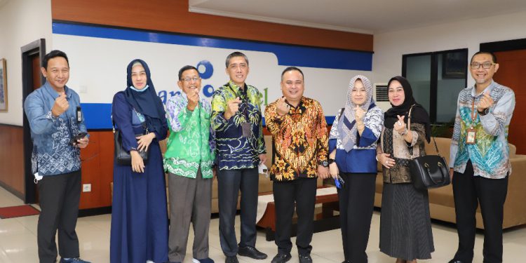 Rombongan Pansus II DPRD Kotabaru berfoto bersama dengan jajaran direksi Bank Kalsel. (foto : Humas Bank Kalsel)