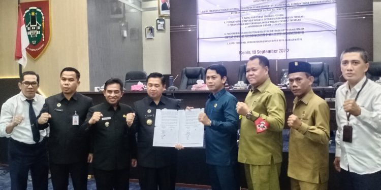 Walikota dan Wakil Walikota Banjarmasin H Ibnu Sina - H Arifin Noor bersama unsur pimpinan DPRD Banjarmasin serta Direktur Bisnis Bank Kalsel Fachrudin berfoto bersama usai Penetapan Perda Penambahan Penyertaan Modal Bank Kalsel. (foto : shn)