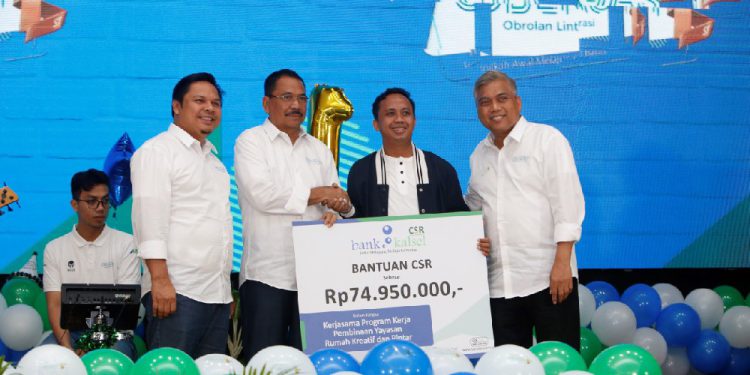 Dirut Bank Kalsel Hanawijaya didampingi Ketua DPRD Kalsel H Supian HK dan Sekdaprov Kalsel saat penyerahan bantuan CSR Bank Kalsel di 1st Anniversary Obligasi Bank Kalsel.(foto : Humas Bank Kalsel)