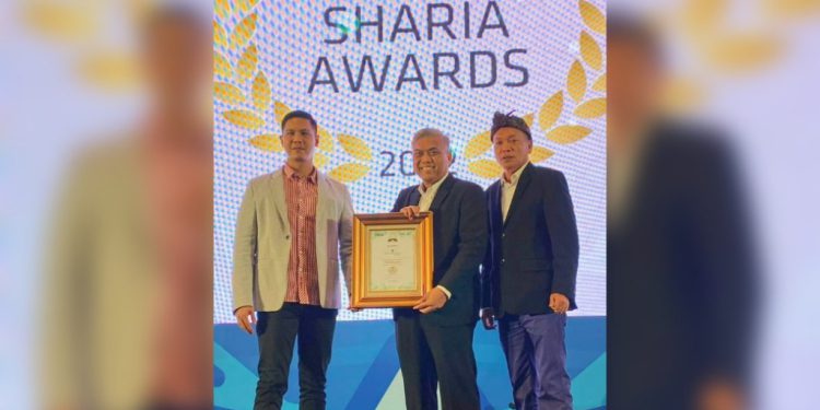 Dirut Bank Kalsel Hanawijaya menerima penghargaan Infobank Sharia Award 2022 didampingi Kepala Divisi Usaha Syariah Muhammad, di Hotel The Stones, Bali. (foto : Humas Bank Kalsel)