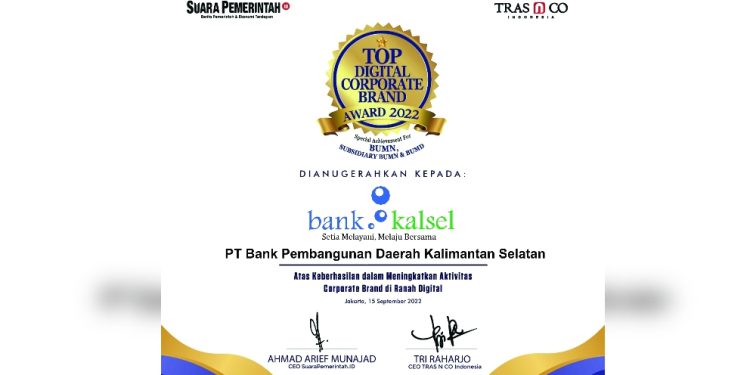 Sertifikat penghargaan Top Digital Corp Orate Brand Award 2022 untuk Bank Kalsel.