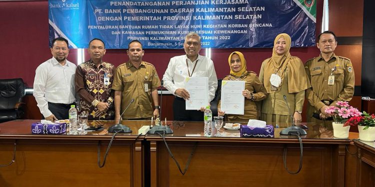 Penandatanganan MoU antara Kepala Disperkim Kalsel Mursyidah Aminy dengan Direktur Utama PT. Bank Kalsel Hanawijaya, (Foto : Humas Bank Kalsel)