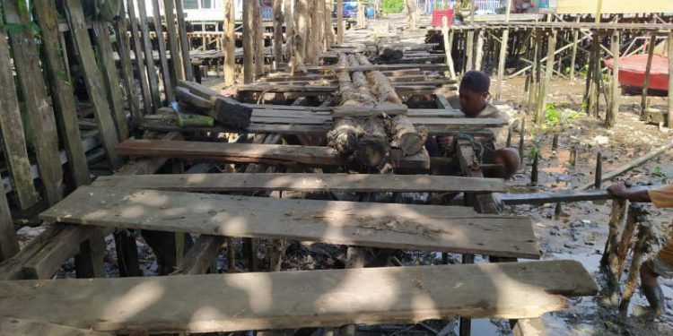 Pekerja saat memperbaiki titian di Pulau Bromo. (foto : shn)