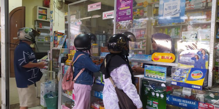 Apotek saat melayani masyarakat membeli obat. (foto : shn)