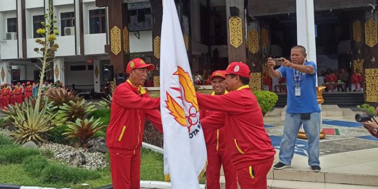 Penyerahan bendera petaka dari Walikota Banjarmasin H Ibnu Sina kepada Ketua KONI Banjarmasin H Hermansyah tanda pelepasan atlet untuk berlaga di Porprov HSS. (foto : shn)