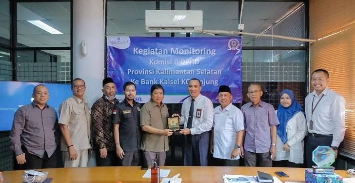 Rombongan Komisi II DPRD Kalsel berfoto bersama dengan jajaran Bank Kalsel Kantor Cabang Tanjung. (foto : Istimewa/Humas Setwan Kalsel)