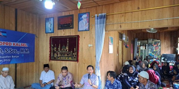 Anggota DPRD Kalsel Gusti Abidinsyah saat menangkap aspirasi warga pada kegiatan reses di desa Lawiran. (foto : istimewa)