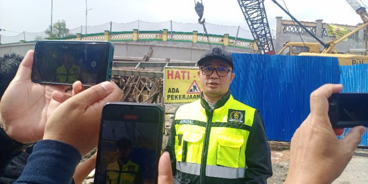 Wakil Ketua Komisi III DPRD Kalsel Afrizaldi saat diwawancarai di sela meninjau lokasi laka kerja. (foto : smr)