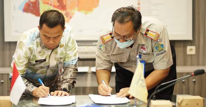 Sekdako Banjarmasin Ikhsan Budiman saat menandatangani MoU dengan Kepala KKP Kelas II Bambang Priyanto. (foto : Humas Pemko Banjarmasin)