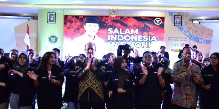 BNPT dan Kemendikbudristek RI hadir di Papua dengan memberikan beasiswa dan pengukuhan Duta Damai Dunia Maya Provinsi Papua, serta deklarasi kesiapsiagaan nasional dan penandatanganan Nota Kesepahaman dengan Bamag Lembaga Keagamaan Kristen Indonesia. (foto : istimewa)