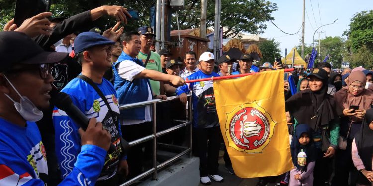 Walikota Banjarmasin H Ibnu Sina saat melepas rombongan Jalan Sehat Karang Taruna se Banjarmasin. (foto : Humas Pemko Banjarmasin)