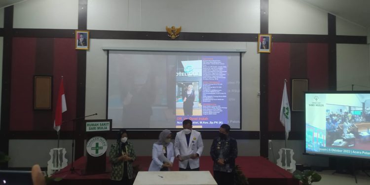 Direktur Utama (Dirut) Rumah Sakit (RS) Sari Mulia berganti dari dari Plt Dr Dewi Indah Noviana Pratiwi ke drg Ilham Normadina. Serah terima jabatan (Sertijab) digelar di Aula lantai 4 RS Sari Mulia, Kamis (6/10/2022).