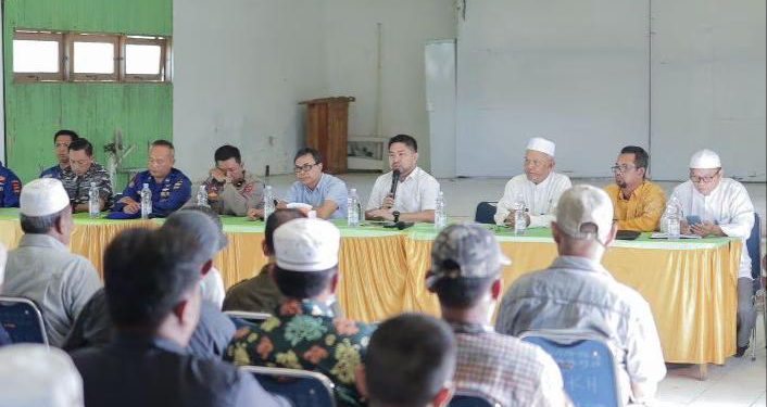 Wakil Ketua DPRD Kalsel M Syaripuddin saat menghadiri rapat koordinasi mencari solusi permasalahan BBM di Gedung 7 Februari Pengatan. (foto : istimewa)