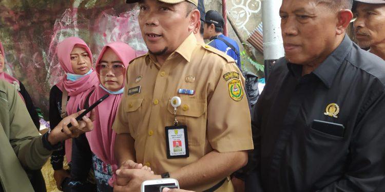 Kepala Dinsos Banjarmasin Dolly Syahbana saat diwawancarai wartawan. (foto : shn)