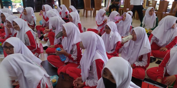 Pelajar perempuan saat mengikuti  Gerakan Aksi Bergizi di Sekolah 2022, yang digelar Dinkes Banjarmasin di MAN 2 Banjarmasin.