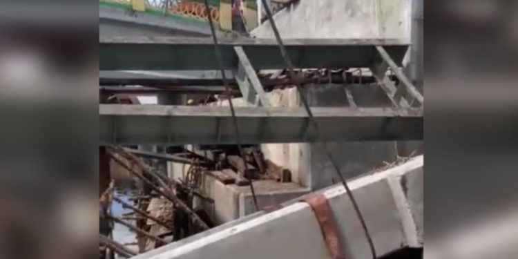 Girder Beton Jembatan Sulawesi yang terjatuh dan menimpa salah satu pekerja.