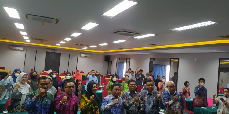 Wakil Walikota Banjarmasin H Arifin Noor berfoto bersama dengan peserta Sosialisasi Tanda Daftar Usaha Pariwisata/Izin Usaha (TDUP) dan Perda Halal Kepariwisataan. (foto : shn)