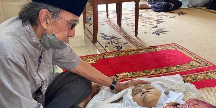 Effendi Ritonga saat berikan doa kepada mendiang istrinya, Hj Hasnah Lely Ritonga saat di rumah duka.