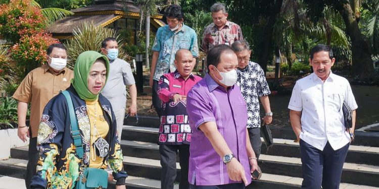 Wakil Ketua Komisi III DPRD Kalsel HM Rosehan NB beserta anggota lain pada saat meninjau langsung anjungan tersebut, di TMII, Jakarta. (foto : istimewa)