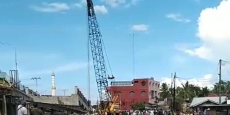 Proses pengangkatan Girder beton yang tergelincir dan jatuh di Jembatan Sulawesi II.