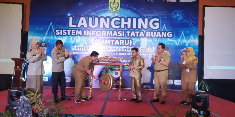 Walikota Banjarmasin H Ibnu Sina pukul gong saat launching SIMTARU. (foto : smr)