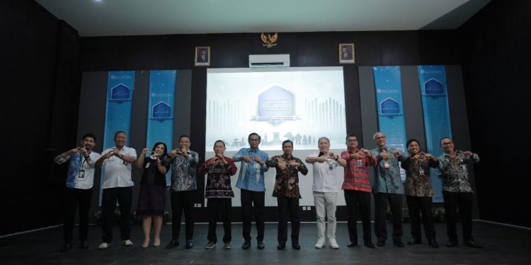 Foto bersama di Pembukaan Festival Antasari di ULM. (foto : Humas KPwBI Kalsel)