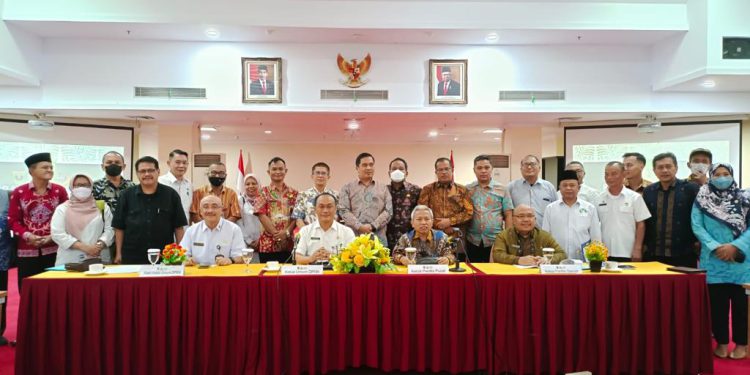 Foto bersama di sela rapat Koordinasi persiapan acara di Kantor Bapeten, Jakarta. (foto : istimewa)