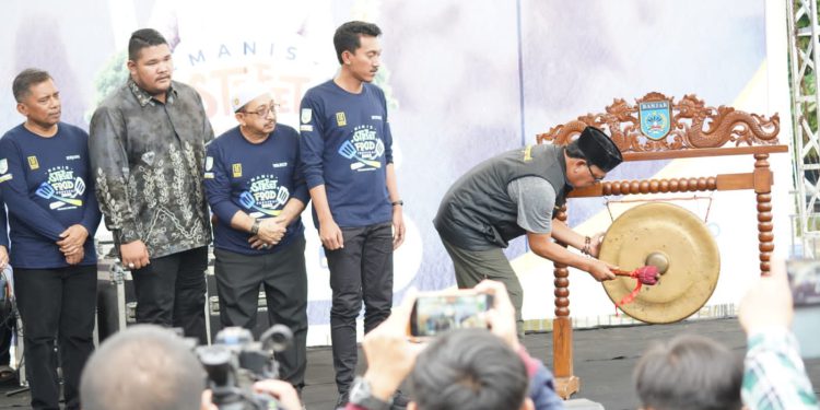 Gubernur Kalsel H Sahbirin Noor, didampingi Bupati Banjar H Saidi Mansyur, Wakil Bupati Banjar Habib Idrus Al Habsyie, Ketua Dekranasda Banjar, Hj Nurgita Tiyas dan Forkopimda Banjar, saat membuka Manis Street Food Festival 2022 di Taman Cahaya Bumi Selamat (CBS) Martapura, Minggu (9/10) sore. (foto : istimewa)