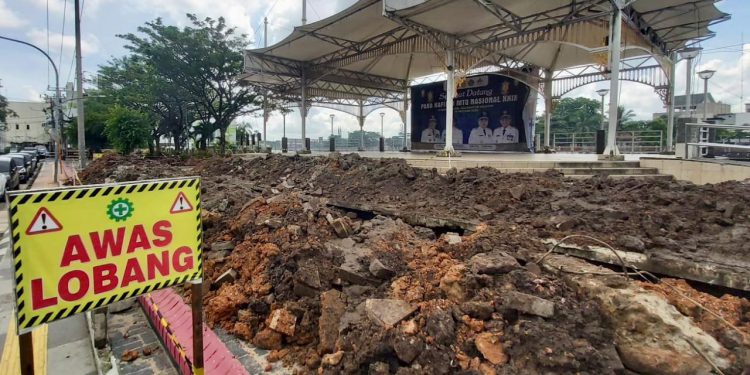 Perbaikan trotoar siring Balaikota Banjarmasin. (foto : shn)