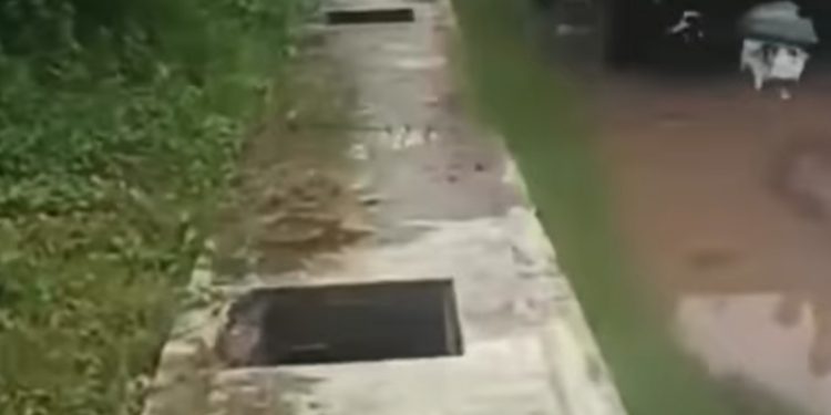 Tutup drainase di Jalan Dharma Praja yang hilang. (capture video ungkapan IG dpuprkotabanjarmasin)