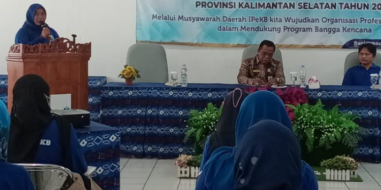 Ketua DPD IPeKB Jumiatun saat memberikan sambutan pada Musda DPD IPeKB Kalsel, di Kantor Perwakilan BKKBN Provinsi Kalsel, Jalan Gatot Subroto Banjarmasin. (foto : istimewa)