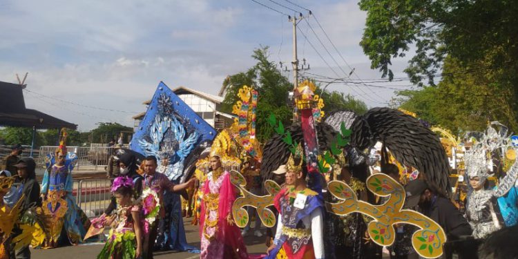 Peserta Karnaval saat parade di Jalan RE Martadinata. (foto : shn)