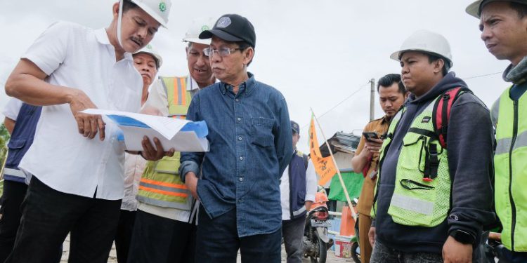 Ketua Komisi III DPRD Provinsi Kalsel, H. Hasanuddin Murad bersama anggota Komisi III lainnya melakukan monitoring rehabilitasi DIR Handil Bakti di Kecamatan Mandastana, Kabupaten Batola. (foto : istimewa)