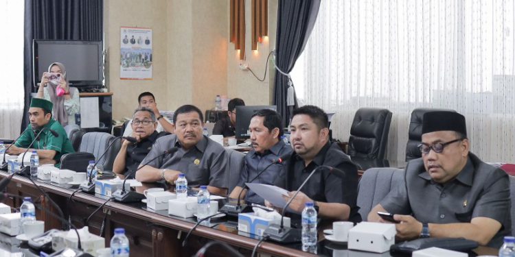 Wakil Ketua Dewan Perwakilan Rakyat Daerah (DPRD) Provinsi Kalimantan Selatan M. Syaripuddin bersama Komisi III DPRD Provinsi Kalsel gelar RDP. (foto : putza)