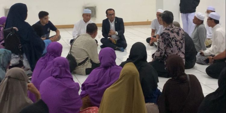 Anggota DPR RI Fraksi PKB Heru Widodo Dapil Kalsel 2 temui 176 Jemaah umroh yang saat ini ditampung di Asrama Pondok Haji Jakarta Timur. (foto : istimewa)