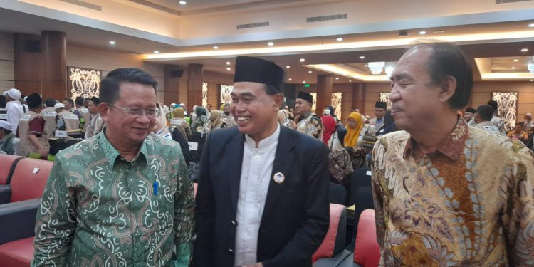 Ketua Penasehat Munas ke-2 Fornas PSAA-LKSA, dr HM Zairullah Azhar mendampingi Sekretaris Dirjen Rehsos Kemensos RI, Salahuddin Yahya usai pembukaan munas. (foto : putza)