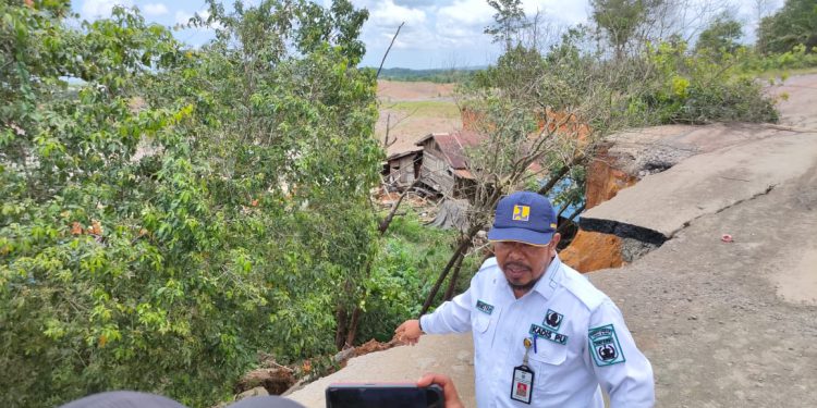 Kepala Dinas PUPR Tanbu  Subhansyah saat memantau di lokasi ruas jalan nasional yang kembali longsor di Jalan Ahmad Yani Kilometer 171 Satui Barat, Satui, Tanbu.(foto : istimewa)