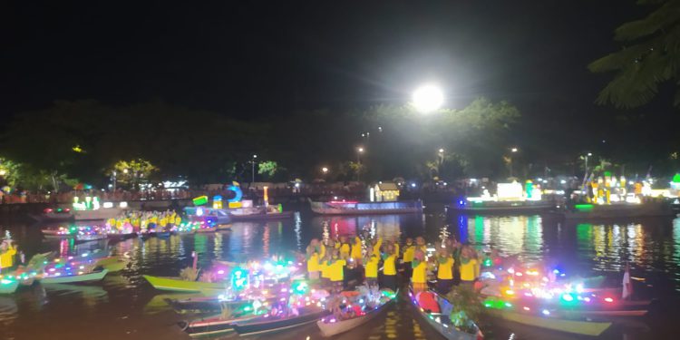 Parade Jukung Tanglong di Sungai Martapura Siring 0 Kilometer dalam rangka memeriahkan pelaksanaan MTQ Nasional. (foto : shn)