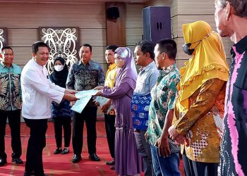 Difriadi Darjat Serahkan Sertifikat PTSL untuk Warga Banjarmasin
