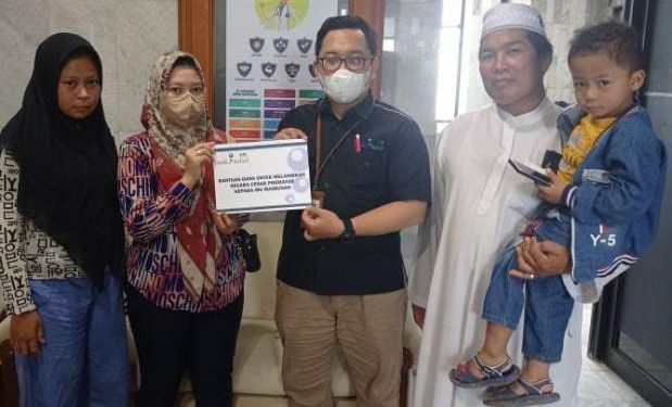 Perwakilan UPZ Bank Kalsel menyerahkan bantuan persalinan kepada Maimunah yang didampingi suami. (foto : Bank Kalsel)