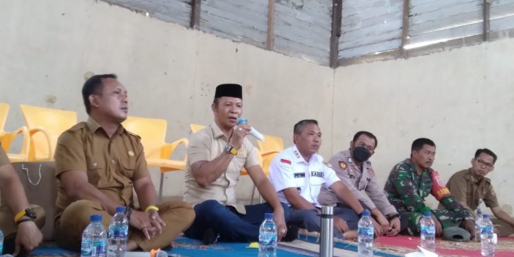 Wakil Ketua Komisi II DPRD Kalsel Muhammad Yani Helmi saat mengelar reses Desa Suka Maju, Kecamatan Sampanahan, Kabupaten Kotabaru. (foto : istimewa)